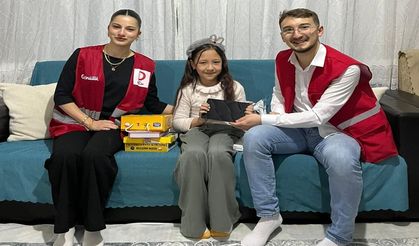 Kastamonu’da İstiklal Marşı’nı ezbere okuyan Özbekistanlı Aygül’e Kızılay’dan destek