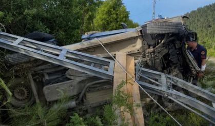 İnebolu’da korkutan kaza! Elektrik direğine çarpan araç devrildi