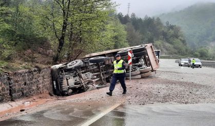 Komşuda korkutan kaza: Kum yüklü kamyon devrildi