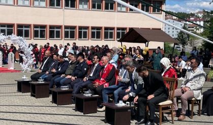 Araç'ta mezuniyet coşkusu: Öğrenciler diplomalarını aldı