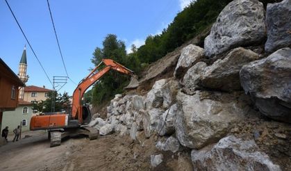 Kastamonu’da selin yaraları kilometrelerce uzaktan taşınan kayalarla sarılıyor