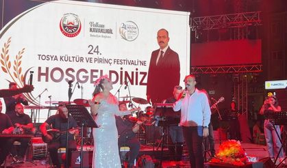 Tosya’da festival gecesine Başkan Kavaklıgil damga vurdu: Sahneye çıkıp şarkı söyledi
