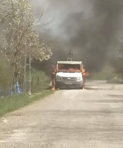 Kastamonu'da park halindeki kamyonet alev alev yandı!