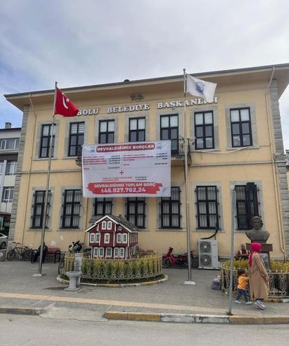 Kastamonu'da belediye başkanı, belediyenin borçlarını duvara astı