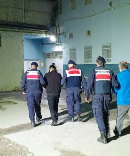 Kastamonu'nun ilçesinde araçlarında uyuşturucu madde ile yakalanan 2 şahıs tutuklandı