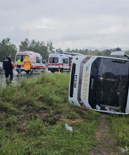 Kastamonu'nun komşu ilinde yolcu minibüsü devrildi: 9 yaralı var! (görüntülü haber)