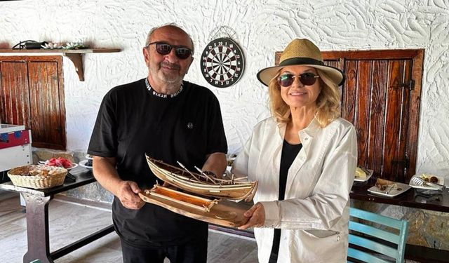 Tansu Çiller'e, İnebolu Denk Kayığı hediye etti