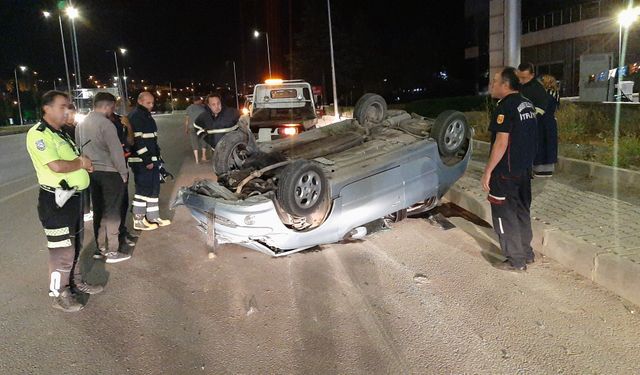 Refüje çarpan ve ters dönen otomobildeki sürücü yaralandı: İşte detaylar!