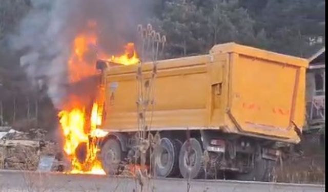 Hafriyat kamyonu alev alev yandı
