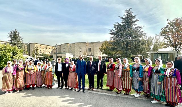 Başkan Civelek, TBMM'de geleneksel kıyafetlerle büyük etki yarattı!