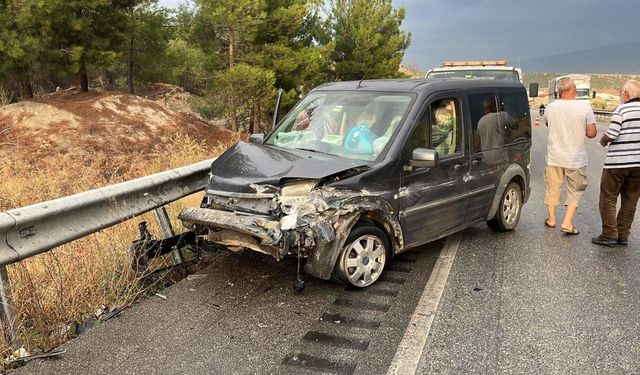 Hafif ticari araç bariyerlere çarptı