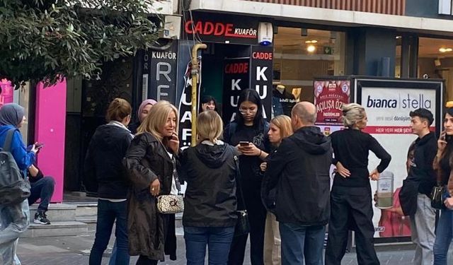 Depremin ardından vatandaşlar sokağa döküldü