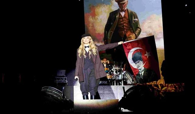 Hadise, sahne kıyafetlerinde Atatürk'ün stilini yansıttı!