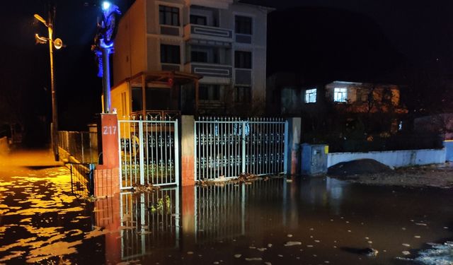 Kastamonu'da deniz taştı, sokaklar su altında kaldı