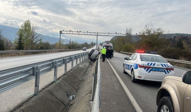 O sürücü zor olanı yaptı, iki refüj arasında sıkıştı..!