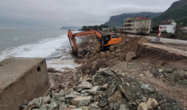 Kastamonu'da istinat duvarını dalgalar yıkmıştı! Onarıma başlandı