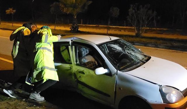 Kastamonu'da virajı alamayan otomobil ağaca çarptı; Yaralılar var!