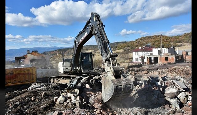 53 evin yandığı köyde hala dumanlar tütüyor..!