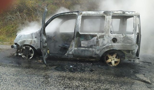 Kastamonu'da seyir halindeki araç alev alev yandı