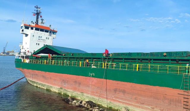 Kastamonu’da karaya oturan gemideki 50 ton yakıt tahliye ediliyor