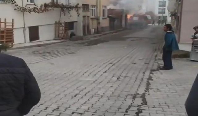 Elektrik direği alev alev yandı!