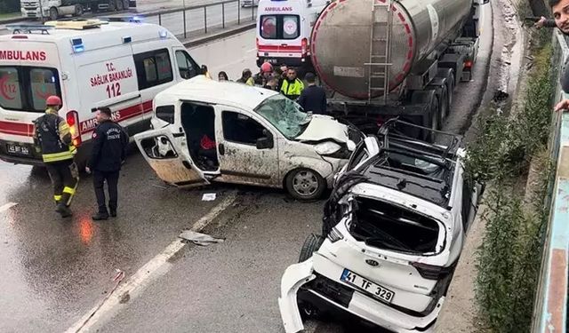 Kayganlaşan yolda iki hafif ticari araç, tankere çarptı: 1’i ağır 3 yaralı