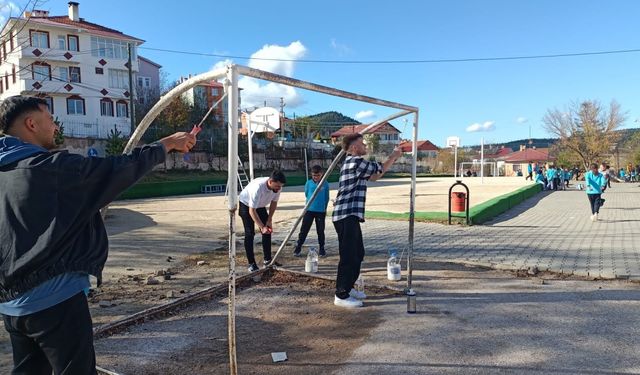 Kastamonu'da üniversite öğrencileri köy okulunu renklendirdi!