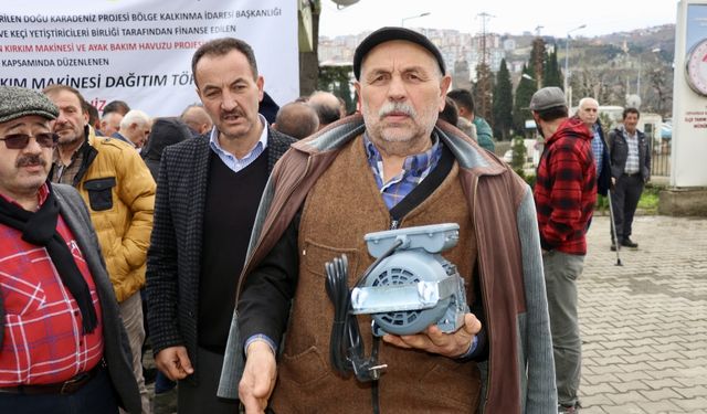 Trabzon'da 81 çiftçiye şaftlı koyun kırkma makinesi törenle verildi