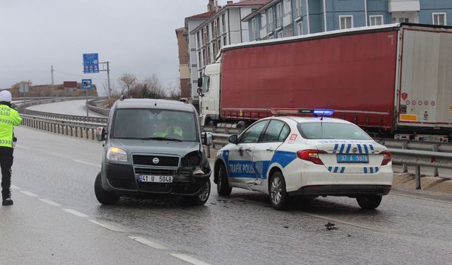 Kastamonu D100'deki tır kazasında önlem alan polis ekibi kaza geçirdi!