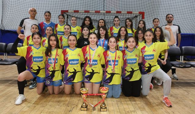 Esan Akü Merkez Spor Kulübü, üst üste dördüncü kez Kastamonu Şampiyonu oldu!