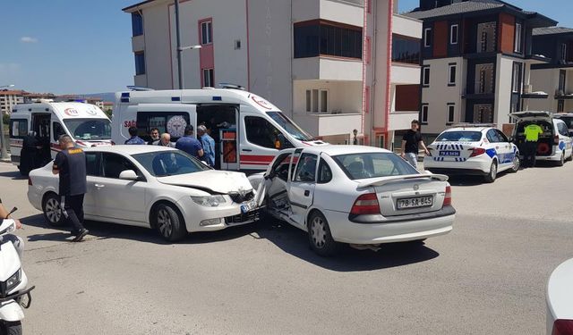 İki otomobil çarpıştı! Yaralılar ambulansla hastaneye kaldırıldı