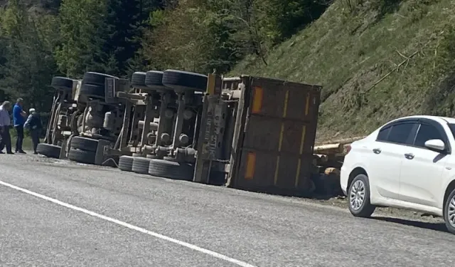 Kastamonu'da kaza: Tır devrildi, 1 kişi yaralandı!