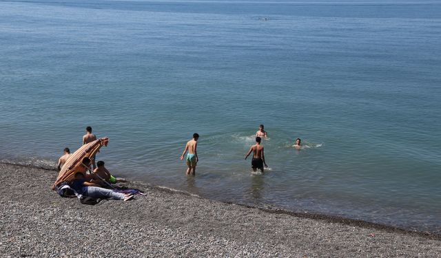 Kastamonu'da deniz sezonu açıldı, vatandaşlar denize girerek serinledi!