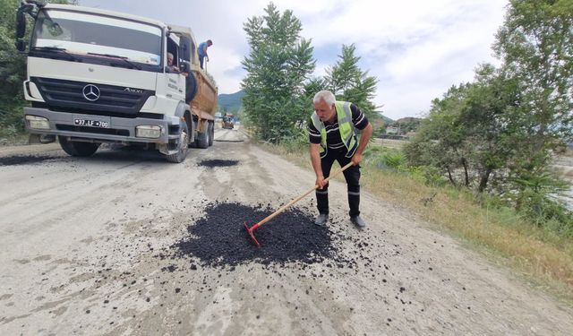 Hanönü'de bozuk yollara asfalt yama...