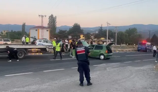 Kastamonu'da kontrolden çıkan otomobil orta refüje çarptı: 3 yaralı var!