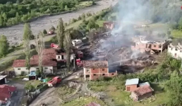 Kastamonu'da 12 evin yandığı köy böyle görüntülendi