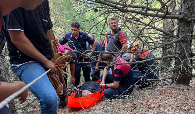 Amasya'da dere yatağına düşen kişiyi AFAD ve itfaiye ekipleri kurtardı