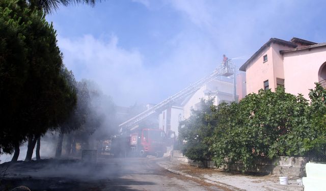 Sinop'ta otluk alanda çıkan yangın evin çatısına sıçradı