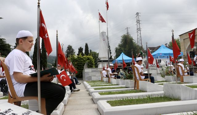 Trabzon'da 100 hafız çocuk Kur'an okuyarak şehitleri andı