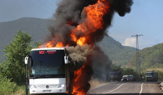 Kastamonu'da facia! Yolcu otobüsü alev topuna döndü! 12 yolcu, 4 personel vardı! (11 Temmuz 2024)