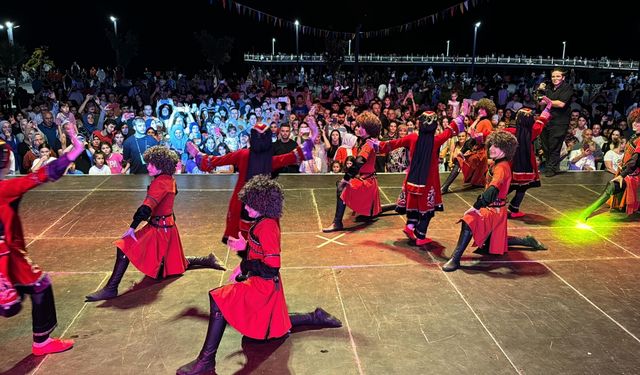 Rize'de düzenlenen festivalde 3 dakikada 6 bardak çay içmek için yarıştılar