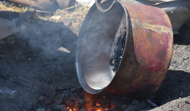 Seyyar kalaycı körüğünü sırtında her yere taşıyor