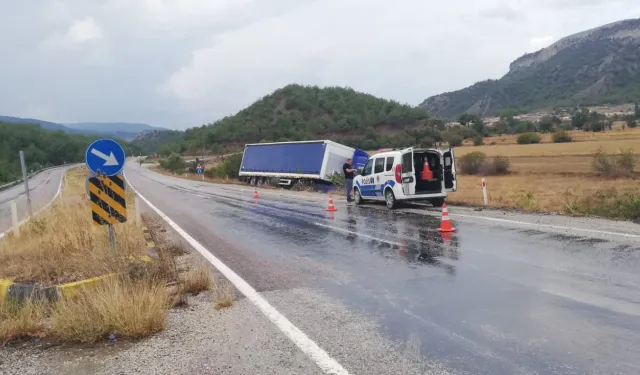 Kastamonu'da kaza! Tır şarampole devrildi!