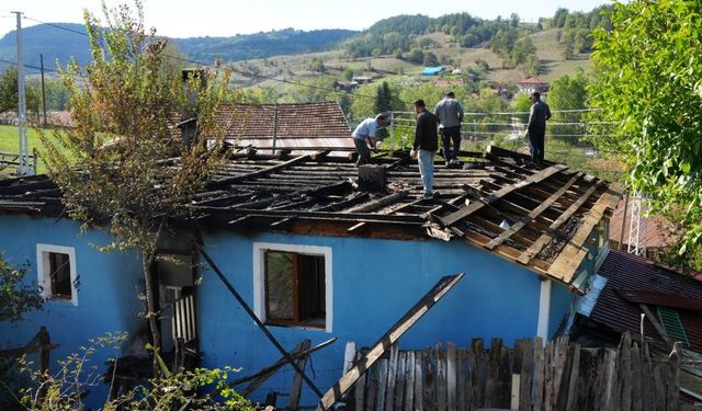 Kastamonu'da 2 katlı ev yandı!