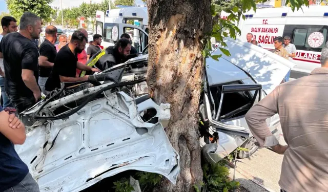 Kastamonu’da feci kaza: Ağaca saplanan otomobildeki 2 kişi yaralandı!