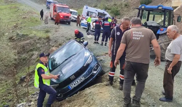 Kastamonu'da otomobil yol kenarında asılı kaldı! Çift ölümden döndü!