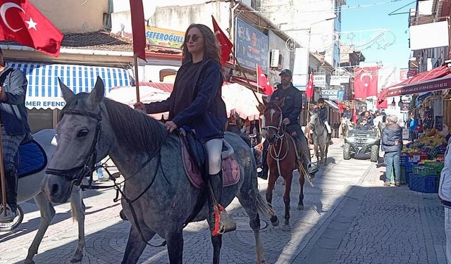 Kastamonu'ya atlarıyla geldiler: 40 atlı Cumhuriyet Bayramını kutluyor (görüntülü haber)