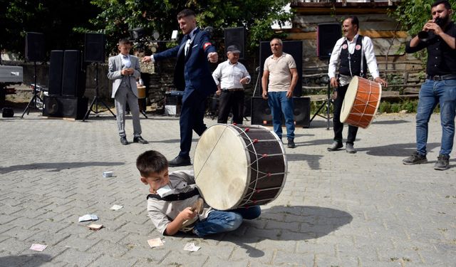 O Kastamonu'nun küçük davulcusu: Zurna sesi duyunca yerinde duramıyor! (görüntülü haber)