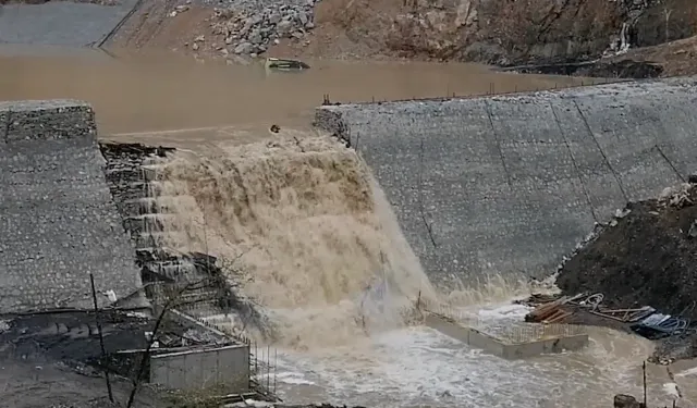 Kastamonu'da ani sel, iş makinelerini suya gömdü: Kurtarılmayı bekliyorlar!