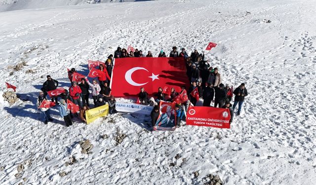 Kastamonu'da 101 üniversite öğrencisi, 2 bin 587 rakımlı Ilgaz Dağı'nı tırmandı